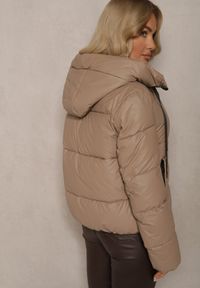 Renee - Ciemnobeżowa Pikowana Kurtka o Prostym Kroju z Kapturem i Kieszeniami Miriara. Okazja: na co dzień, na spacer. Typ kołnierza: kaptur. Kolor: beżowy. Materiał: jeans, tkanina. Sezon: zima. Styl: elegancki, casual #5
