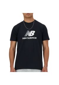 Koszulka New Balance MT41905BK - czarna. Kolor: czarny. Materiał: dresówka, bawełna. Długość rękawa: krótki rękaw. Długość: krótkie. Wzór: napisy
