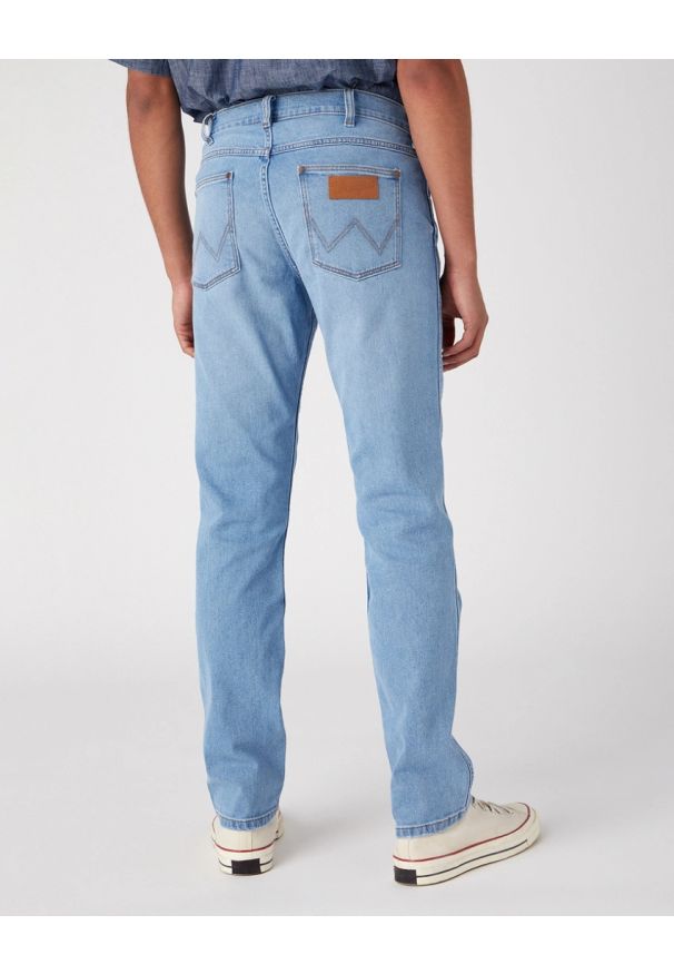 Wrangler - WRANGLER GREENSBORO MĘSKIE SPODNIE JEANSOWE JEANSY THE BRONCO W15Q84Z68 112330711