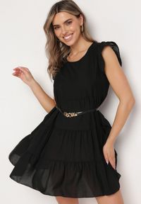 Born2be - Czarna Rozkloszowana Sukienka z Falbankami Zapinana przy Szyi Rettesa. Typ kołnierza: kołnierz z falbankami. Kolor: czarny. Materiał: tkanina. Sezon: lato #7