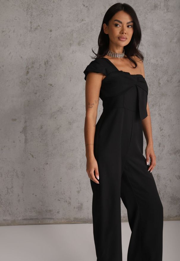 Renee - Czarny Kombinezon VICES na Jedno Ramię z Wiązaniem Arrida. Kolor: czarny. Materiał: zamsz. Styl: elegancki, wizytowy