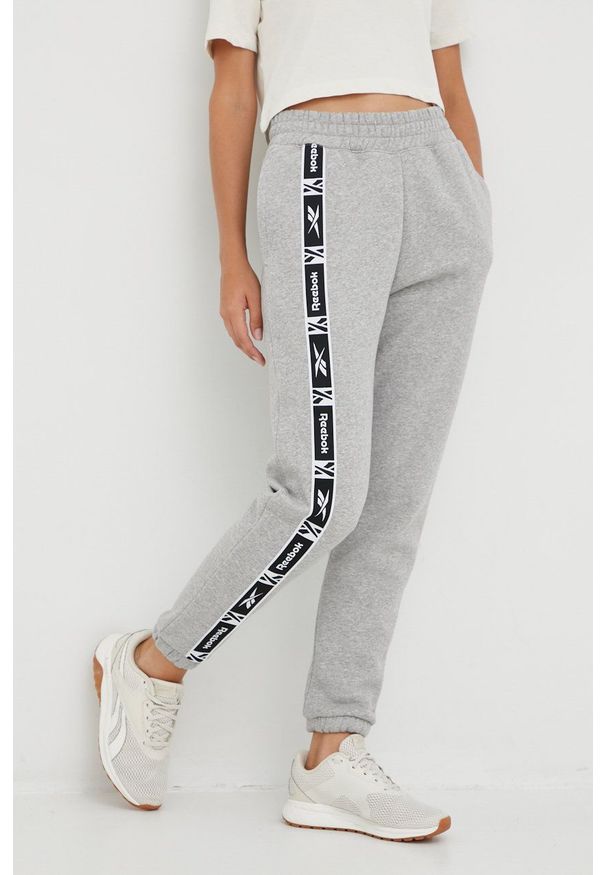 Reebok spodnie dresowe damskie kolor szary gładkie. Kolor: szary. Materiał: dresówka. Wzór: gładki