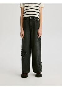 Reserved - Jeansy wide leg z aplikacjami - szary. Kolor: szary. Wzór: aplikacja