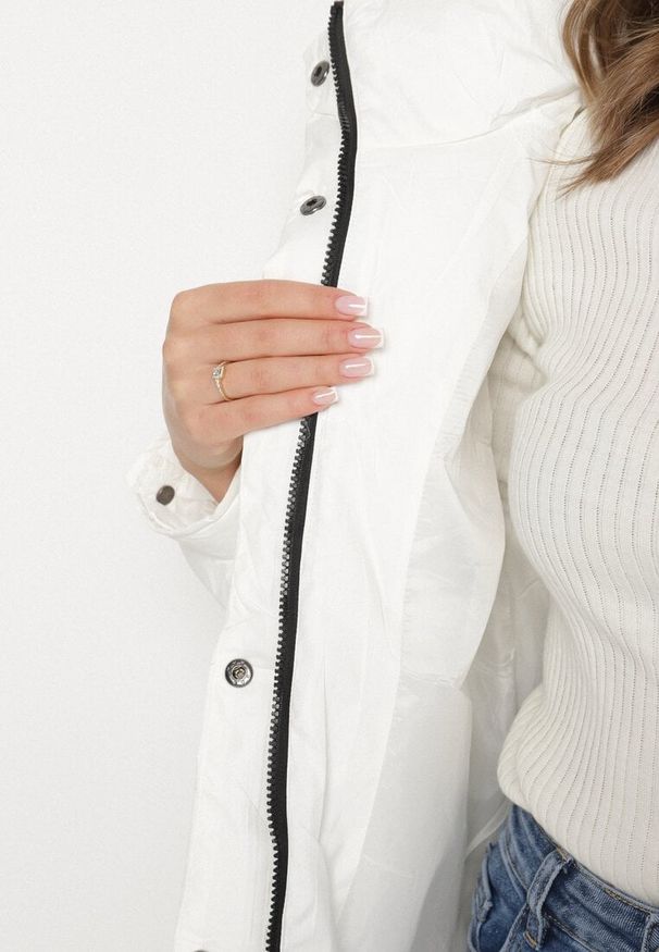 Born2be - Biała Kurtka Puffer o Fasonie Oversize z Kapturem i Naszywką Azirva. Okazja: na co dzień. Typ kołnierza: kaptur. Kolor: biały. Materiał: dzianina. Wzór: aplikacja. Styl: casual, sportowy