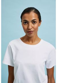 MOODO - Gładka bluzka z okrągłym dekoltem biała. Kolor: biały. Wzór: gładki #1