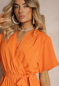 Renee - Pomarańczowa Sukienka z Gumką w Pasie i Kopertowym Dekoltem Azrah. Kolor: pomarańczowy. Typ sukienki: kopertowe. Długość: mini #3