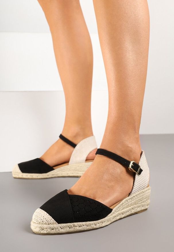 Renee - Czarne Sandały Vices na Plecionym Koturnie w Stylu Boho Erathria. Okazja: na spacer. Zapięcie: sprzączka. Kolor: czarny. Sezon: lato. Obcas: na koturnie. Styl: boho