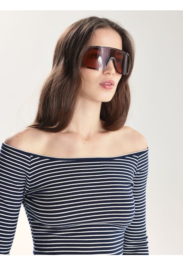 Reserved - Bluzka z prostym dekoltem - wielobarwny. Materiał: dzianina, bawełna. Długość: krótkie