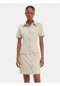 Guess Sukienka codzienna W6RK34 KCMU2 Beżowy Classic Fit. Okazja: na co dzień. Kolor: beżowy. Materiał: syntetyk. Typ sukienki: proste. Styl: casual #1