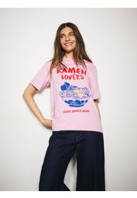 Reserved - Bawełniany t-shirt z nadrukiem - różowy. Kolor: różowy. Materiał: bawełna. Wzór: nadruk