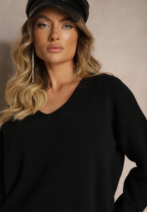 Renee - Czarny Sweter z Trójkątnym Dekoltem Vititana. Okazja: na spotkanie biznesowe, na co dzień. Kolor: czarny. Materiał: jeans. Wzór: aplikacja. Styl: casual, elegancki, biznesowy