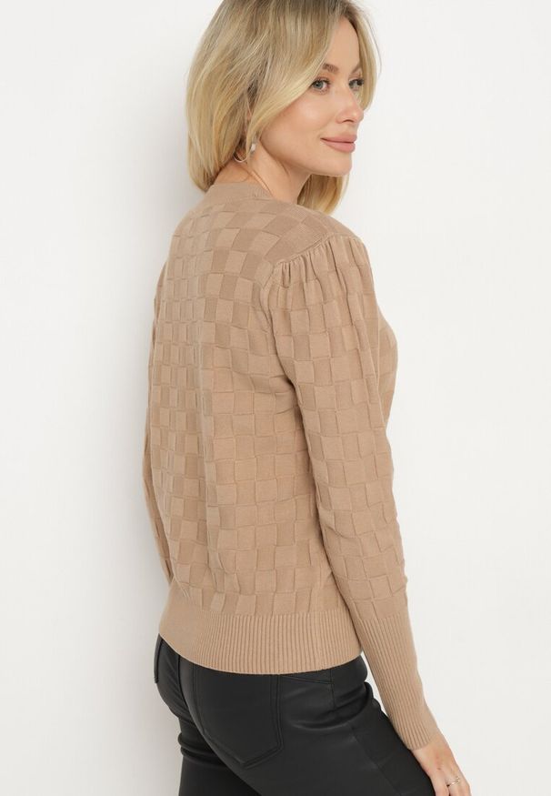 Born2be - Ciemnobeżowy Sweter z Wiskozą Modalem i Ozdobnym Splotem Jaliti. Okazja: na co dzień. Kolor: beżowy. Materiał: wiskoza. Długość rękawa: długi rękaw. Długość: długie. Wzór: ze splotem. Styl: wizytowy, casual