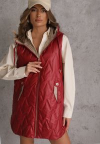 Renee - Czerwona Długa Kamizelka Pikowana z Nieodpinanym Kapturem Semaea. Kolor: czerwony. Materiał: prążkowany, jeans. Długość: długie. Styl: street #7