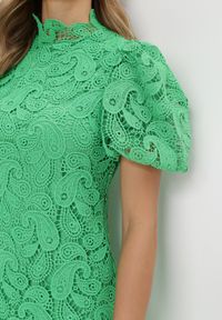 Born2be - Zielona Koronowa Sukienka ze Stójką i Bufiastym Rękawem Suminori. Typ kołnierza: kołnierzyk stójkowy. Kolor: zielony. Materiał: koronka. Długość: mini #2