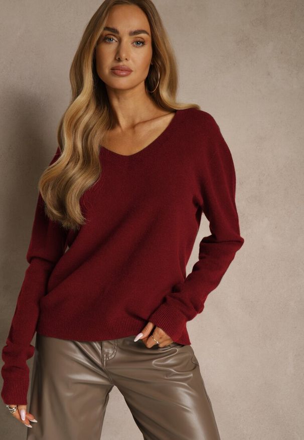 Renee - Bordowy Sweter z Wełną i Wiskozą z Trójkątnym Dekoltem Kaitte. Okazja: na co dzień. Kolor: czerwony. Materiał: wiskoza, wełna. Styl: casual, elegancki