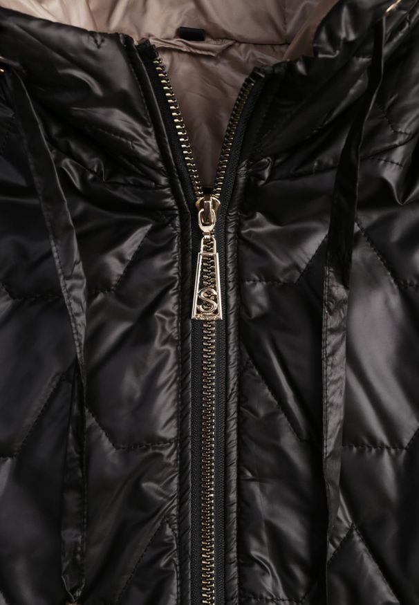 Born2be - Czarna Pikowana Kurtka Przejściowa z Kapturem i Bocznymi Suwakami Mado. Okazja: na co dzień. Typ kołnierza: kaptur. Kolor: czarny. Materiał: poliester, jeans. Styl: casual, klasyczny