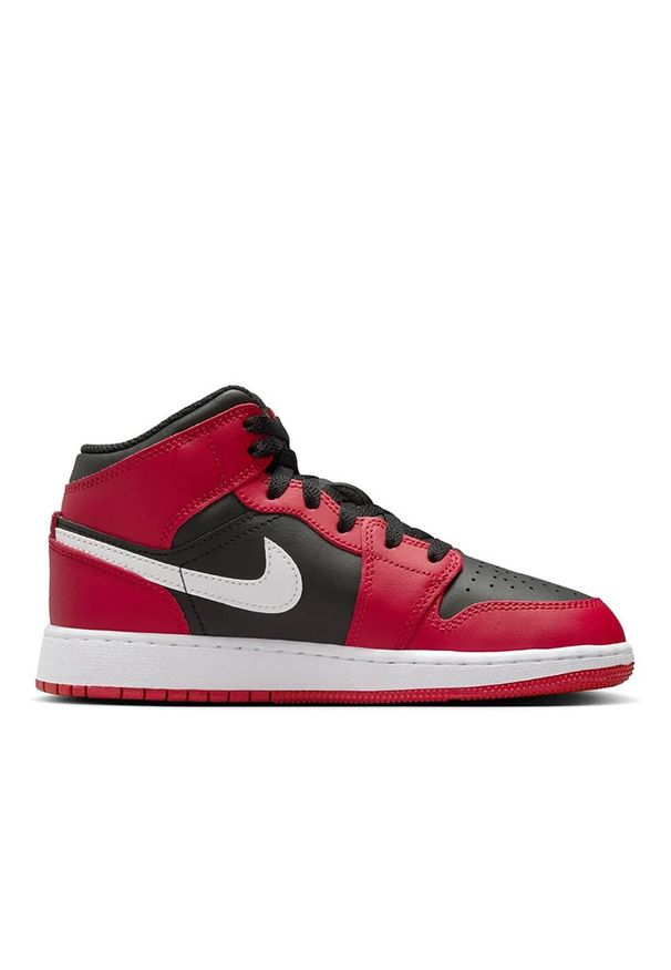 Buty koszykarskie męskie Nike Air Jordan 1 Mid. Zapięcie: sznurówki. Kolor: czerwony. Materiał: guma, tkanina, skóra, materiał, syntetyk. Szerokość cholewki: normalna. Model: Nike Air Jordan