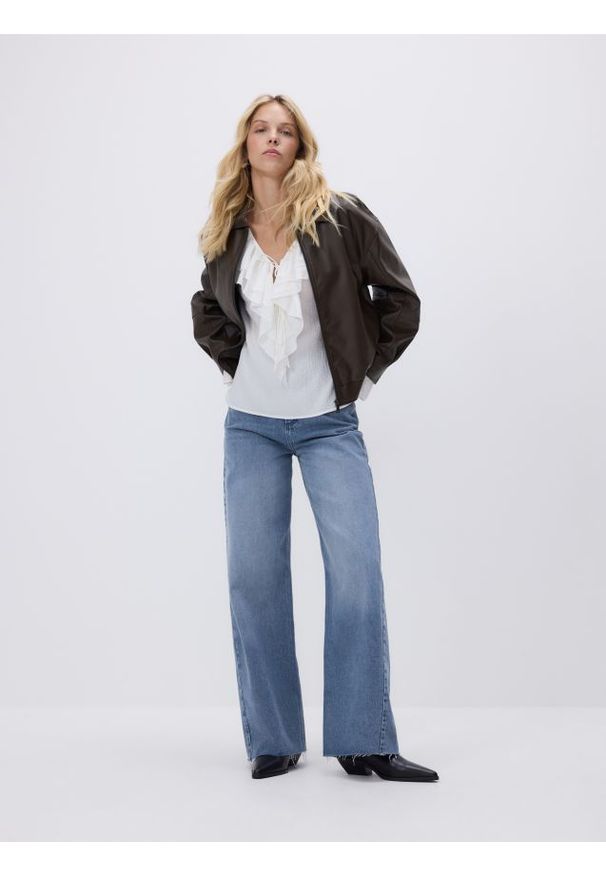 Reserved - Jeansy wide leg z przeszyciami - niebieski. Kolor: niebieski. Materiał: jeans