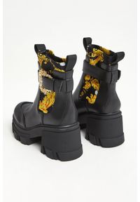 Versace Jeans Couture - Botki damskie na obcasie VERSACE JEANS COUTURE. Obcas: na obcasie. Wysokość obcasa: średni #2