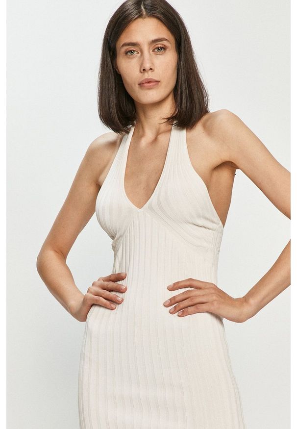 Guess - Sukienka. Kolor: biały. Materiał: dzianina. Wzór: gładki. Typ sukienki: dopasowane