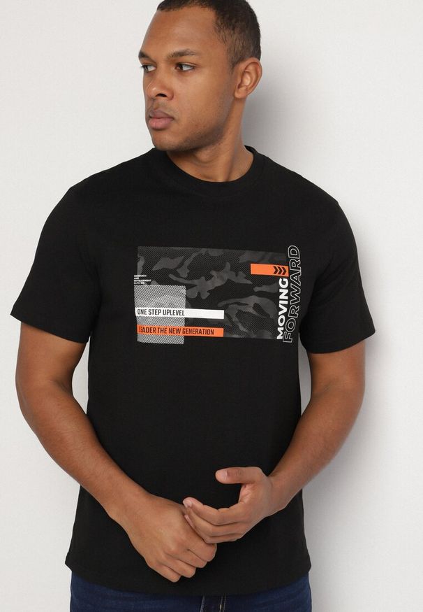 Born2be - Czarna Bawełniana Koszulka z Nadrukiem Sunorina. Okazja: na co dzień. Typ kołnierza: dekolt w serek. Kolor: czarny. Materiał: bawełna. Wzór: nadruk. Styl: casual, klasyczny