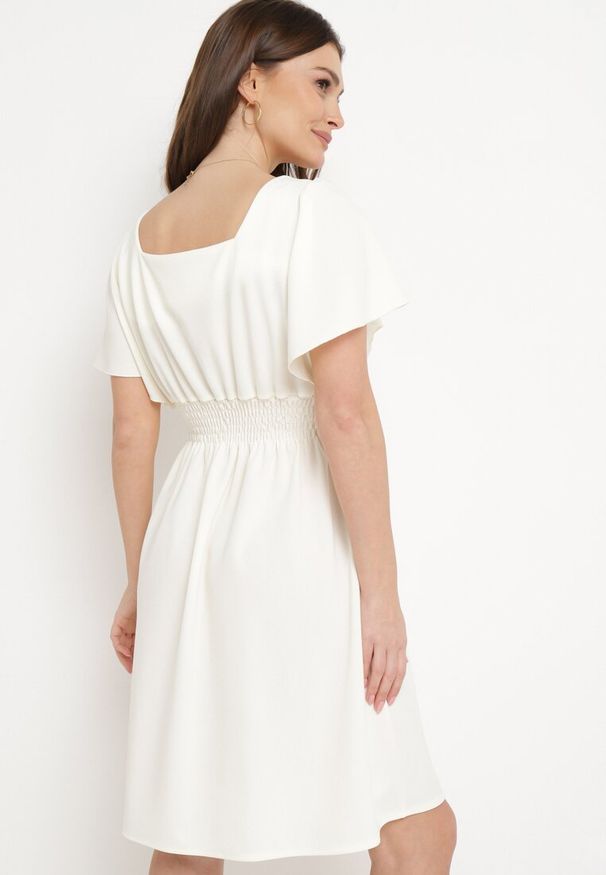 Born2be - Jasnobeżowa Krótka Sukienka z Luźnym Rękawem Bainasa. Kolor: beżowy. Długość: mini