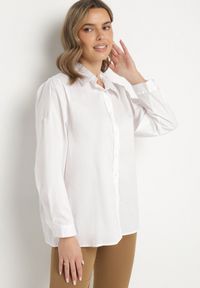 Born2be - Biała Bawełniana Koszula w Klasycznym Stylu Oversize Rivriz. Okazja: na co dzień, na spotkanie biznesowe. Typ kołnierza: kołnierzyk klasyczny. Kolor: biały. Materiał: bawełna. Styl: klasyczny #3