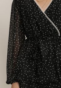 Renee - Czarna Sukienka Nemora. Kolor: czarny. Materiał: materiał, koronka. Długość rękawa: długi rękaw. Wzór: kropki, aplikacja. Typ sukienki: kopertowe. Długość: mini #4