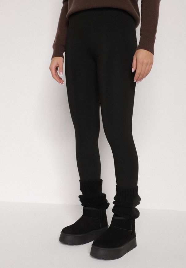 Born2be - Czarne Gładkie Legginsy z Wysokim Stanem Ociepleniem i Zapiętkami Ferisanna. Okazja: na co dzień. Stan: podwyższony. Kolor: czarny. Wzór: gładki. Styl: casual