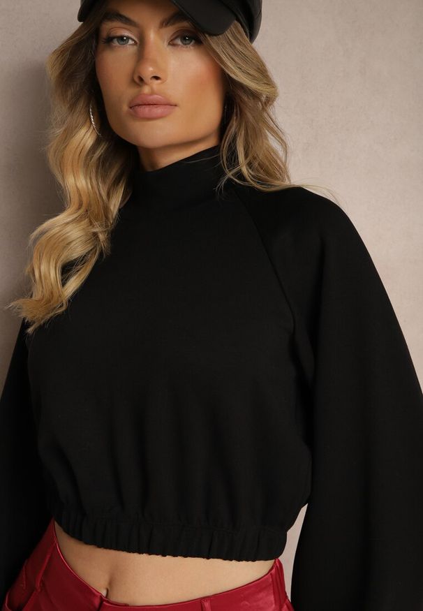 Renee - Czarna Krótka Bluza ze Stójką Benola. Okazja: na co dzień. Typ kołnierza: kołnierzyk stójkowy. Kolor: czarny. Materiał: jeans. Długość: krótkie. Styl: elegancki, casual
