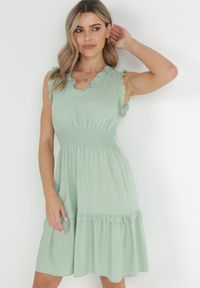Born2be - Miętowa Sukienka z Falbankami i Marszczoną Gumką w Pasie z Wiskozy Falirina. Typ kołnierza: kołnierz z falbankami. Kolor: miętowy. Materiał: wiskoza. Wzór: aplikacja #2