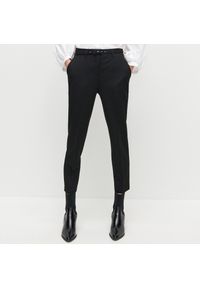 Reserved - Eleganckie spodnie z paskiem - Czarny. Kolor: czarny. Styl: elegancki #1