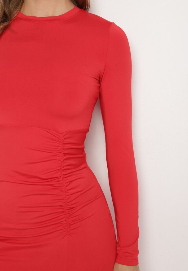 Born2be - Czerwona Sukienka Linalle. Kolor: czerwony. Materiał: dzianina, wiskoza. Długość rękawa: długi rękaw. Typ sukienki: dopasowane. Długość: midi