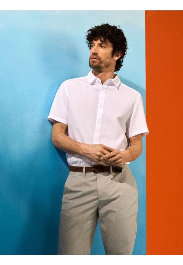 Sinsay - Bawełniana koszula z krótkim rękawem - biały. Kolor: biały. Materiał: bawełna. Długość rękawa: krótki rękaw. Długość: krótkie