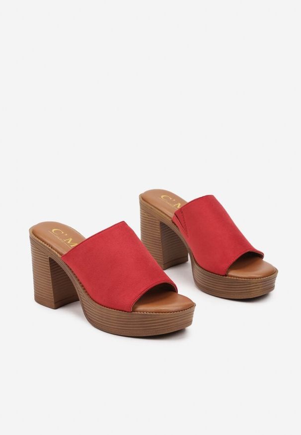 Born2be - Czerwone Klapki Chodaki z Szerokim Paskiem na Słupku i Platformie Karlexia. Okazja: na co dzień. Nosek buta: otwarty. Kolor: czerwony. Materiał: jeans. Sezon: lato. Obcas: na platformie. Styl: elegancki, casual. Wysokość obcasa: średni