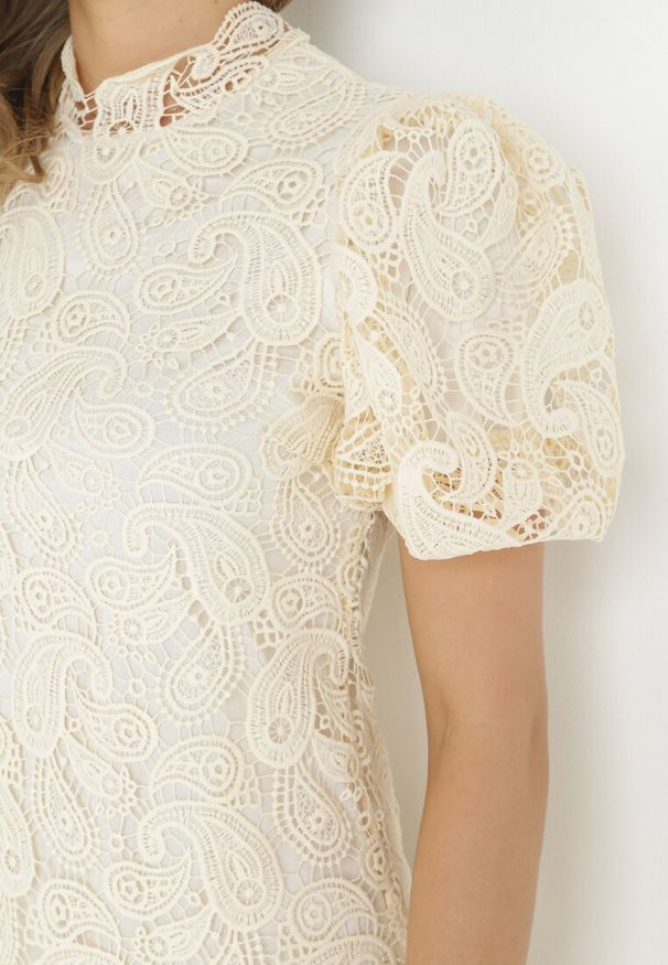 Born2be - Jasnobeżowa Koronowa Sukienka ze Stójką i Bufiastym Rękawem Suminori. Typ kołnierza: kołnierzyk stójkowy. Kolor: beżowy. Materiał: koronka. Długość: mini