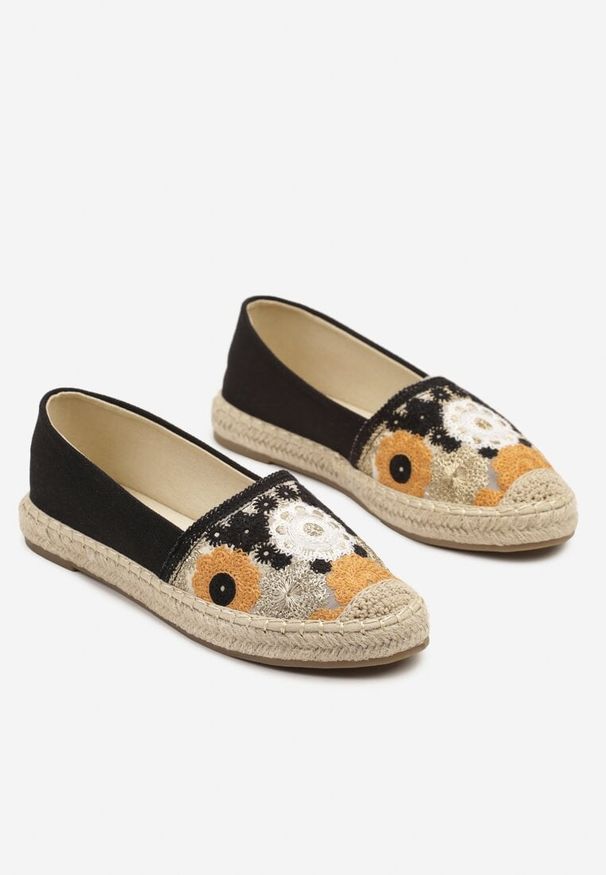 Born2be - Czarne Espadryle Ozdobione Plecionką i Haftowanymi Kwiatami Tolisae. Okazja: na co dzień. Kolor: czarny. Wzór: aplikacja, kwiaty, haft. Sezon: lato. Styl: casual