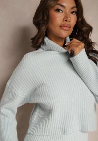 Renee - Jasnoniebieski Komplet Prążkowany z Dodatkiem Wełny Sukienka Dopasowana Bez Rękawów i Golf Rialina. Kolor: niebieski. Materiał: prążkowany, wełna