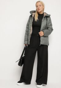 Born2be - Zielona Pikowana Kurtka z Kapturem i Ozdobnymi Suwakami Tulirisa. Okazja: na co dzień. Typ kołnierza: kaptur. Kolekcja: plus size. Kolor: zielony. Materiał: jeans. Styl: sportowy, casual #6