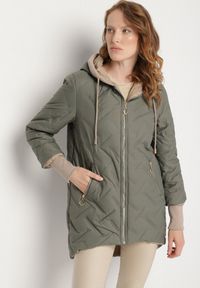 Born2be - Zielona Pikowana Kurtka z Przedłużonym Tyłem i Kapturem Melune. Okazja: na co dzień. Kolor: zielony. Materiał: jeans. Wzór: aplikacja. Styl: klasyczny, casual #6