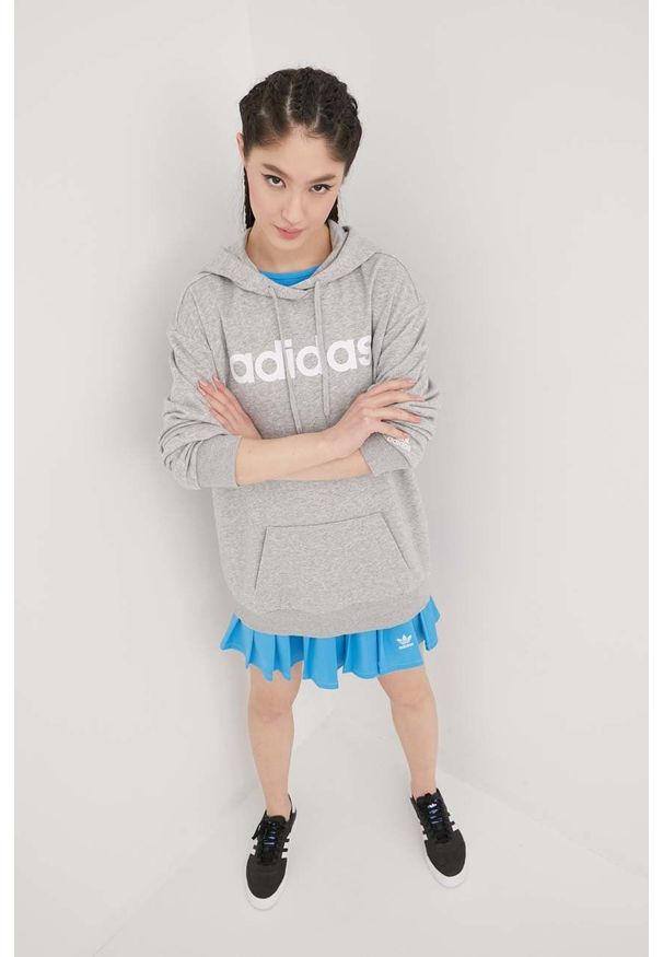 Adidas - adidas bluza damska kolor szary z kapturem melanżowa. Typ kołnierza: kaptur. Kolor: szary. Materiał: materiał, włókno, bawełna, dzianina. Długość rękawa: długi rękaw. Długość: długie. Wzór: melanż