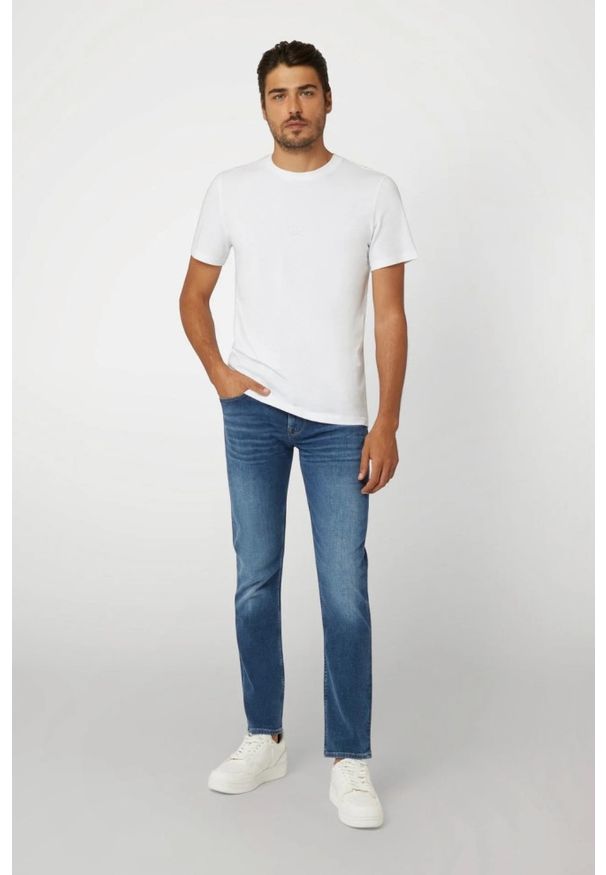 Guess - GUESS Niebieskie męskie spodnie jeansowe Finnley. Kolor: niebieski. Wzór: aplikacja. Styl: klasyczny