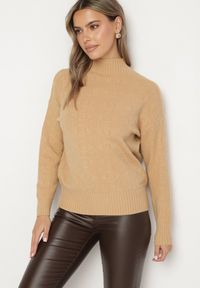 Born2be - Brązowy Sweter Golf z Ozdobnym Tłoczeniem Zakończony Ściągaczem Melodiea. Okazja: na co dzień, na spacer. Typ kołnierza: golf. Kolor: brązowy. Materiał: jeans. Wzór: aplikacja. Sezon: zima, jesień. Styl: klasyczny, casual #4