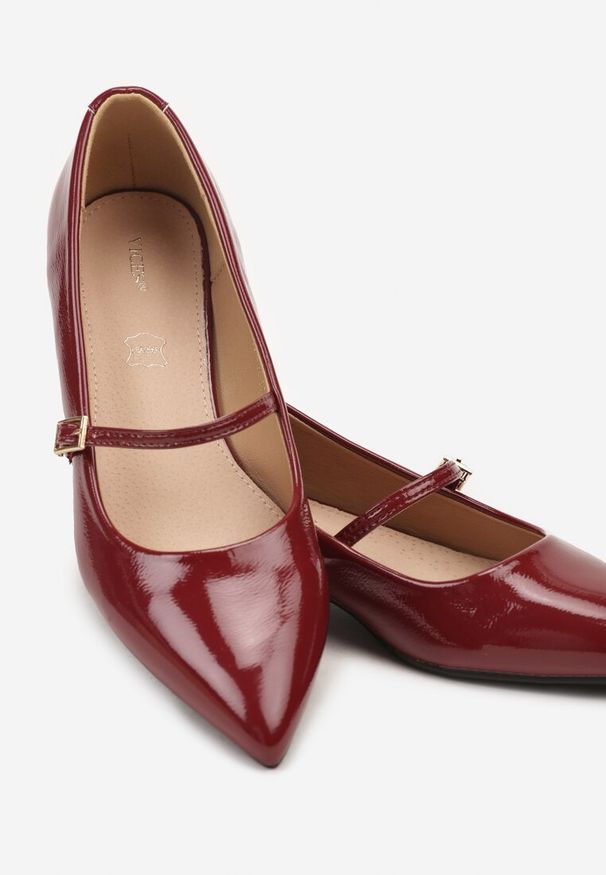 Renee - Bordowe Balerinki Lakierowane Vices z Wkładką ze Skóry Naturalnej Ozdobione Paskiem Tikkie. Zapięcie: pasek. Kolor: czerwony. Materiał: lakier, skóra. Wzór: aplikacja. Styl: klasyczny