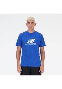 Koszulka męska New Balance MT41502BUL – niebieska. Kolor: niebieski. Materiał: dresówka, bawełna. Długość rękawa: krótki rękaw. Długość: krótkie. Wzór: napisy, nadruk