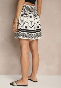 Renee - Czarne Szorty High Waist z Abstrakcyjnym Wzorem Filasena. Okazja: na co dzień. Stan: podwyższony. Kolor: czarny. Sezon: lato. Styl: casual #4