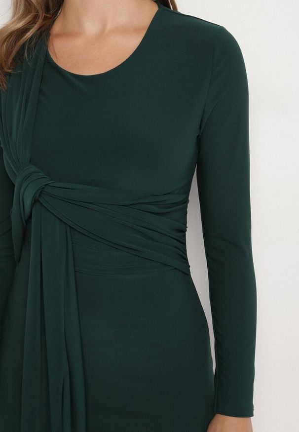Born2be - Zielona Dopasowana Sukienka z Ozdobnym Trenem Sevilaine. Kolor: zielony. Styl: elegancki