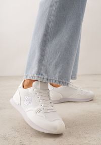 Renee - Białe Przeszywane Sneakersy w Klasycznym Stylu Zeosa. Kolor: biały. Materiał: jeans. Szerokość cholewki: normalna. Wzór: aplikacja #7