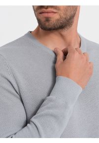 Ombre Clothing - Sweter męski z teksturą i półokrągłym dekoltem - jasnoszary V5 - Rozmiar: XXL. Kolor: szary. Materiał: akryl, bawełna. Długość rękawa: długi rękaw. Długość: długie. Wzór: aplikacja