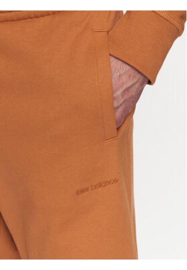 New Balance Spodnie dresowe MP23551 Pomarańczowy Relaxed Fit. Kolor: pomarańczowy. Materiał: bawełna